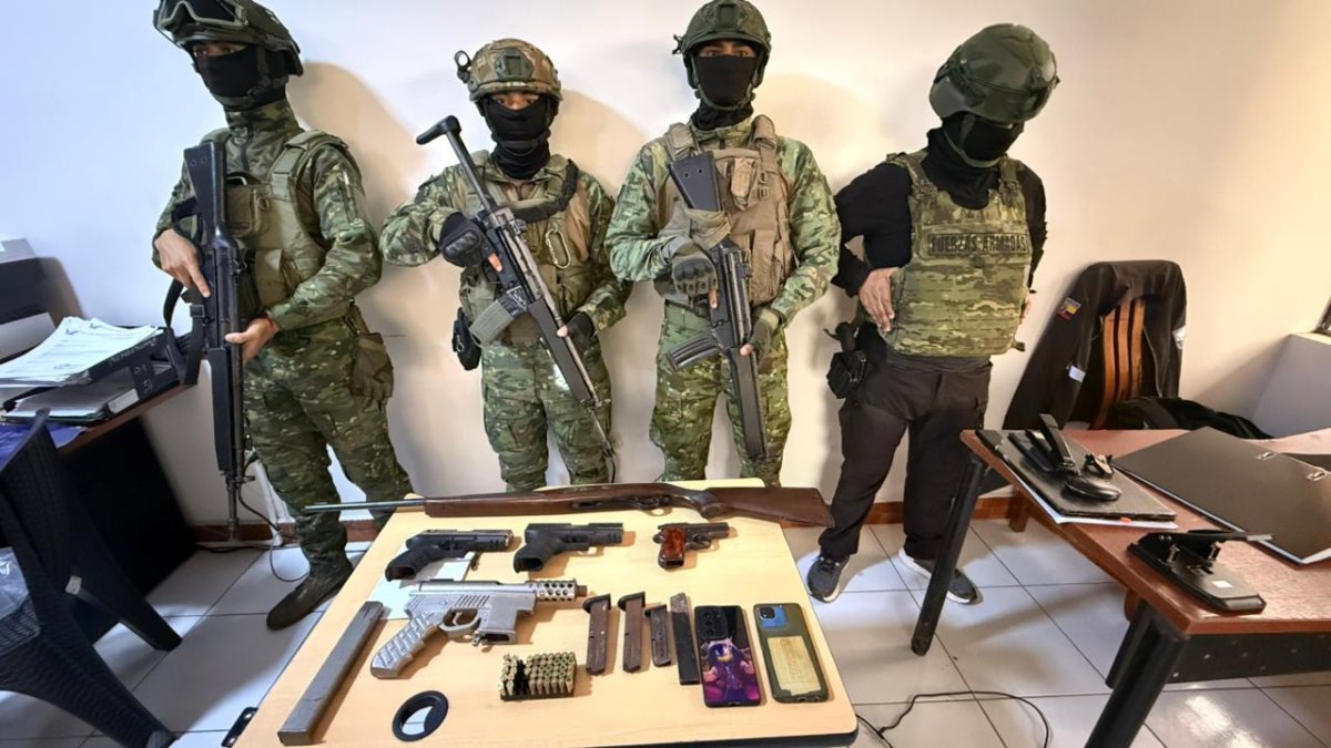 Los militares encontraron un gran arsenal en la casa intervenida.