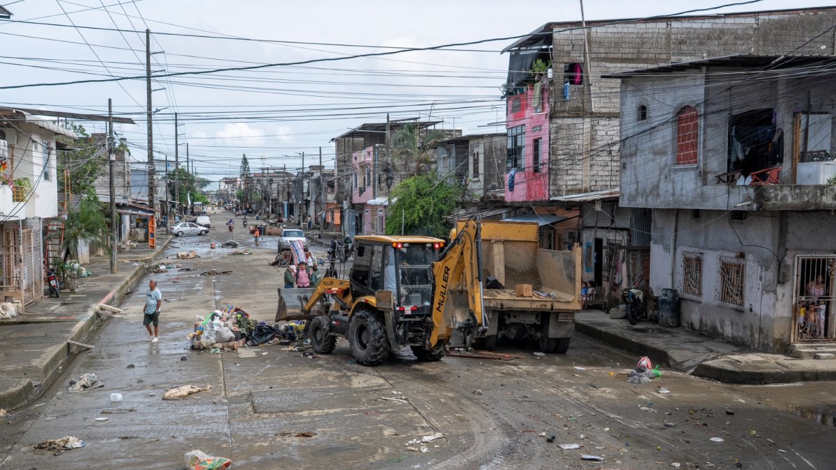 Cientos de pobladores de Babahoyo enfrentan las secuelas del desbordamiento de los ríos.