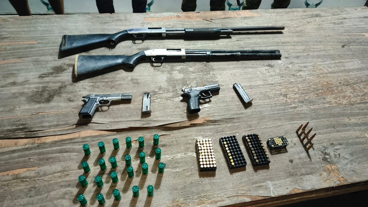 Parte del armamento encontrado en una vivienda del cantón Naranjal.