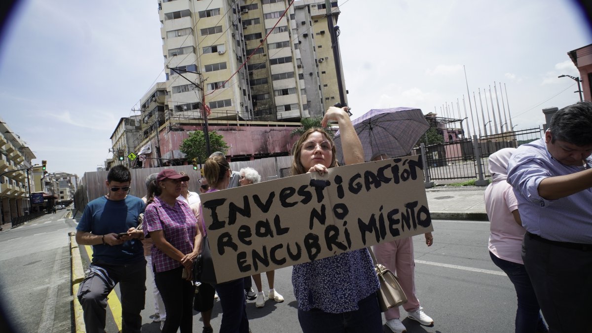 Los propietarios y copropietarios realizaron un plantón para solicitar celeridad en la investigación.