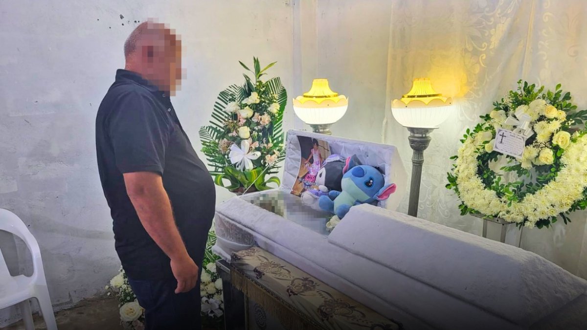 Joffre Cabrera observa con tristeza el féretro donde reposa el cuerpo de su nieta, sobre el cual se colocaron su fotografía y sus dos peluches preferidos.