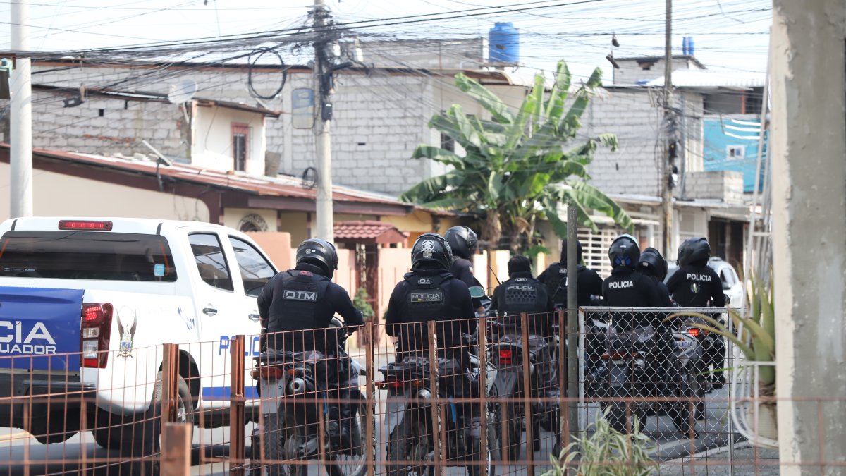La policía llegó al lugar para coordinar las acciones en la escena.