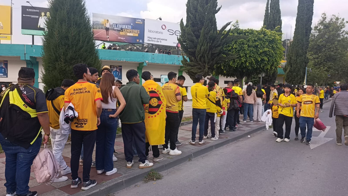 Hinchas de Barcelona SC llegan a Loja con ilusión y banderas, listos para apoyar a su equipo en el Estadio Reina del Cisne.