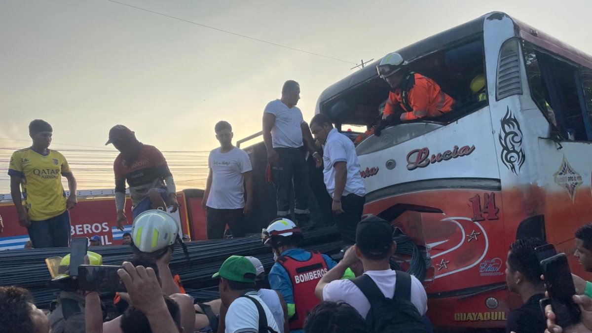 Equipos de rescate trabajaron por horas para liberar a los heridos.