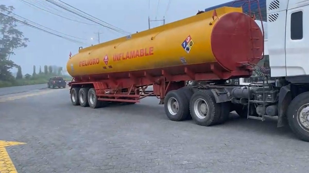 Un tanquero con combustible inflamable circula por vías de Esmeraldas, en medio de operativos militares y policiales contra el contrabando de hidrocarburos.