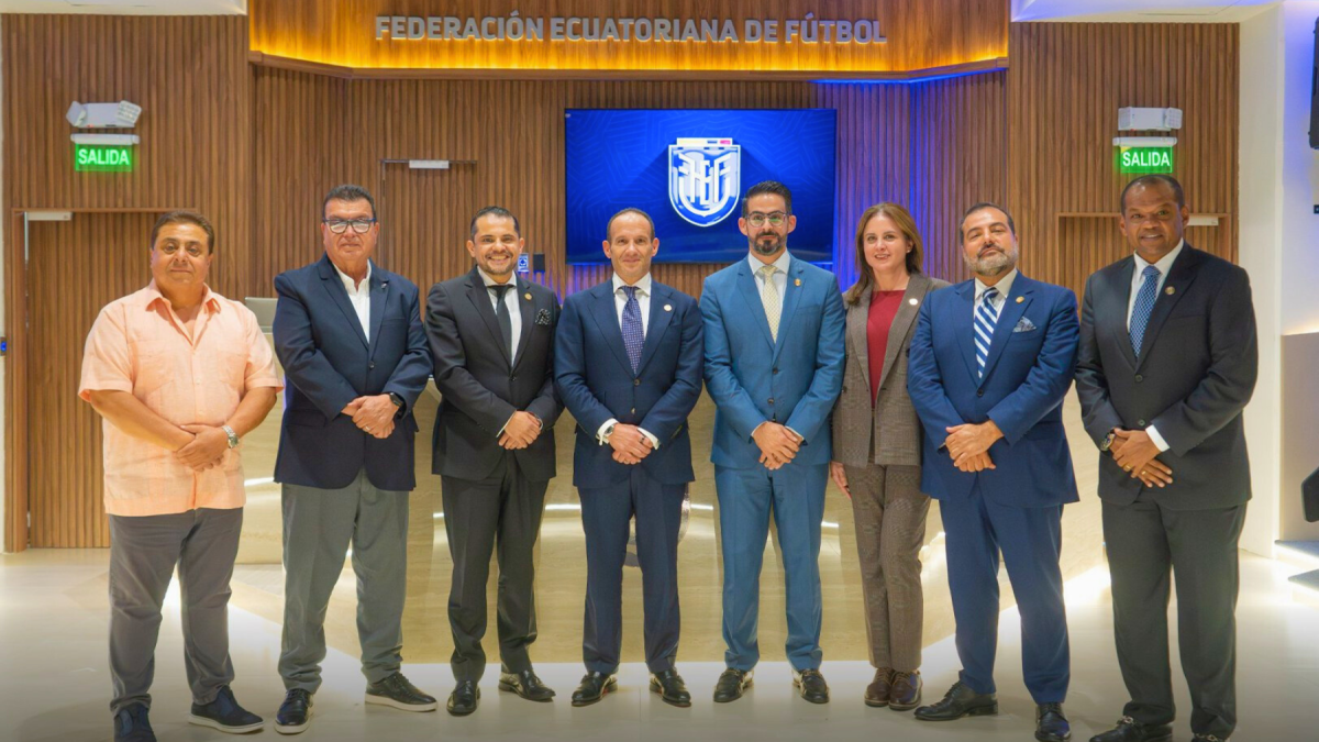 Francisco Egas (c), reelecto como presidente de la FEF, en compañía de su nuevo directorio.