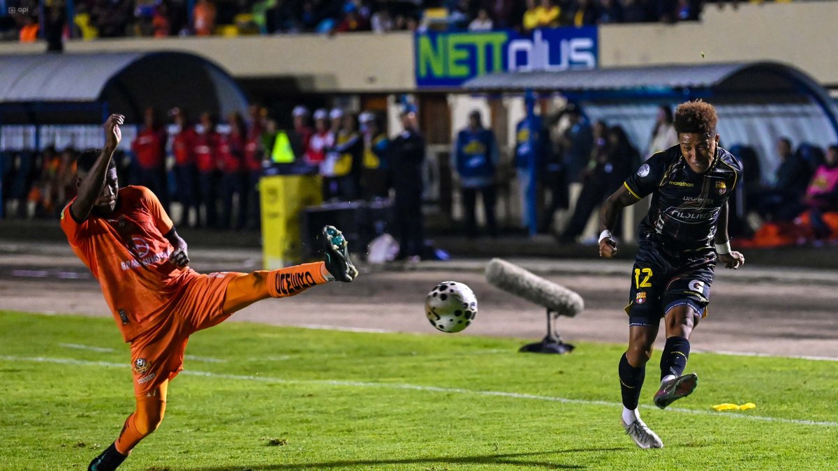 Barcelona SC y Libertad igualaron sin goles en el estadio Reina del Cisne.