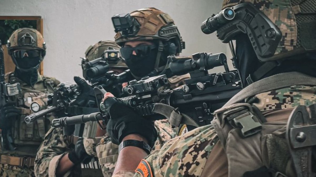 La Armada del Ecuador activó un operativo tras el incendio de una embarcación en altamar