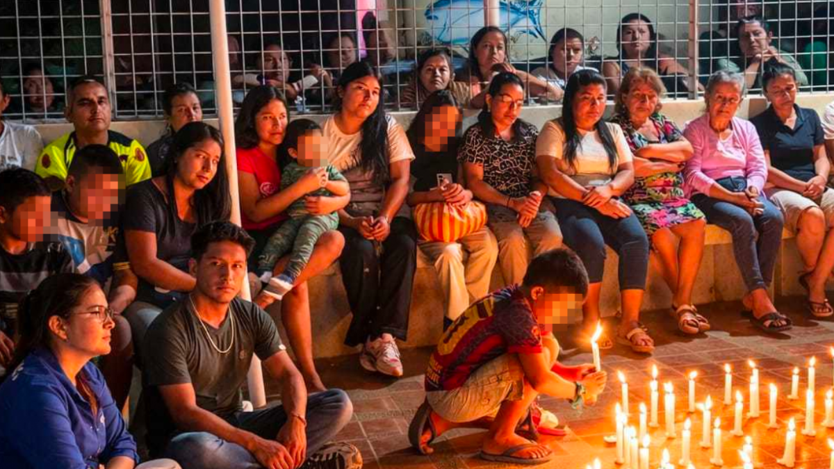 Con centenares de velas encendidas, los allegados elevaron plegarias por sus parientes perdidos en el océano.