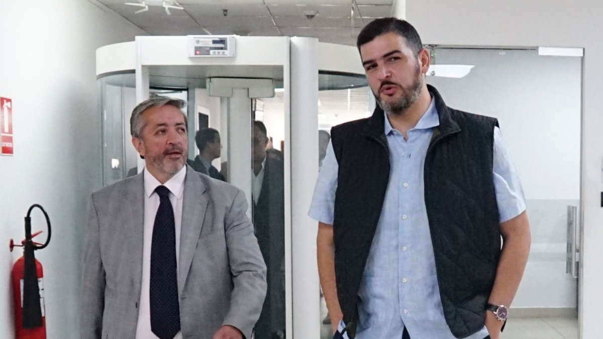 El alcalde de Guayaquil, Aquiles Álvarez, junto a su abogado Ramiro García, en una diligencia del caso Triple A, cuando aún estaba en libertad.