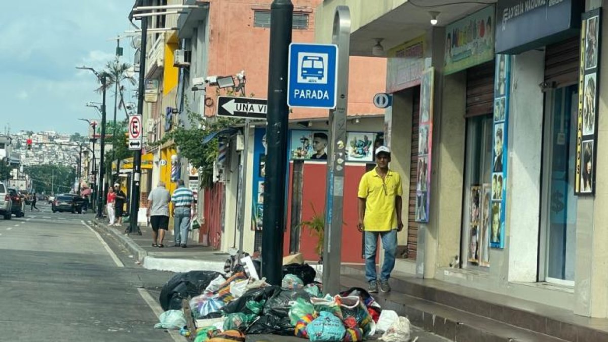 En la avenida José María Egas, en La Alborada, hay basura acumulada la mañana de este jueves 19 de marzo.