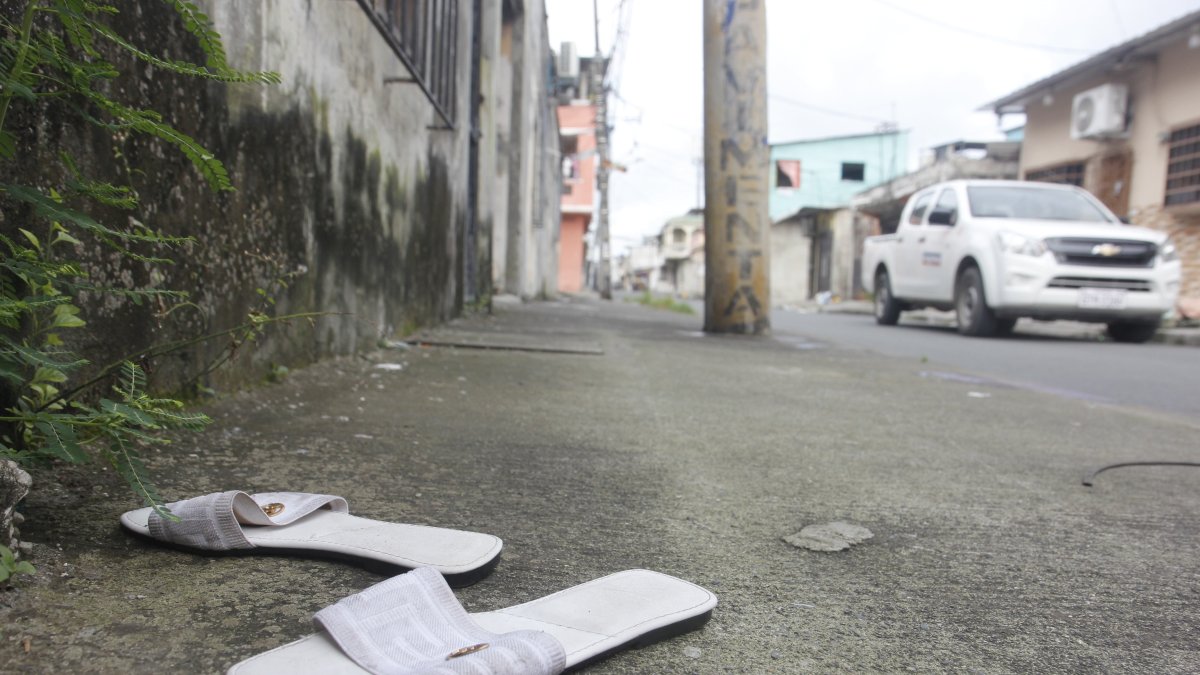 La mujer fue asesinada en el exterior de esta vivienda, donde hasta ayer aún permanecían sus zapatillas blancas y las manchas de sangre.