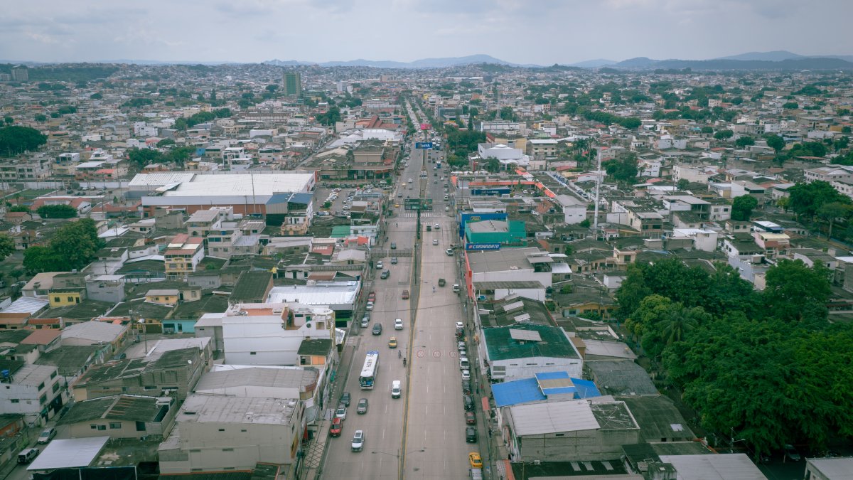 Trabajos incluyen reconstrucción vial, nuevas aceras y mejoras en servicios básicos
