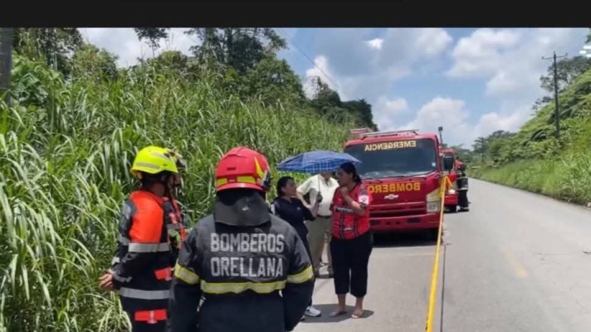Equipos de rescate trabajaron para retirar los cuerpos atrapados entre los restos del vehículo.
