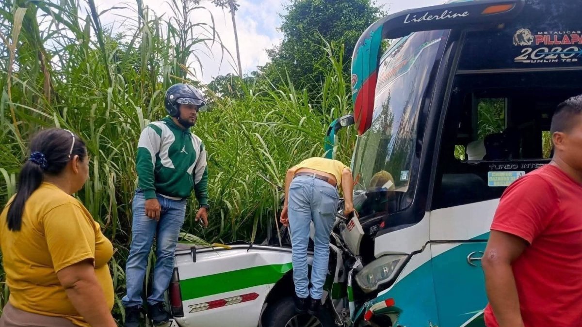 La camioneta en que iban las víctimas quedó destruida tras el impacto con el bus.
