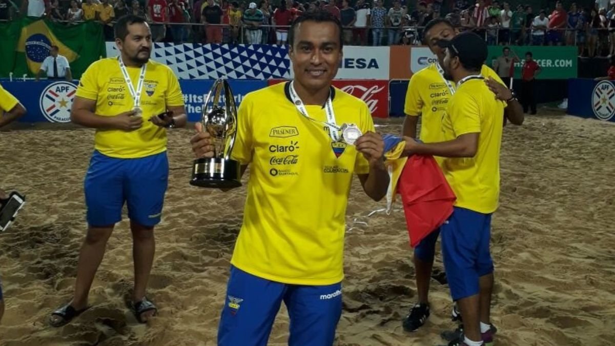 De la arena de Manta al papel: Mario Álava presenta su libro Sembrar un sueño.