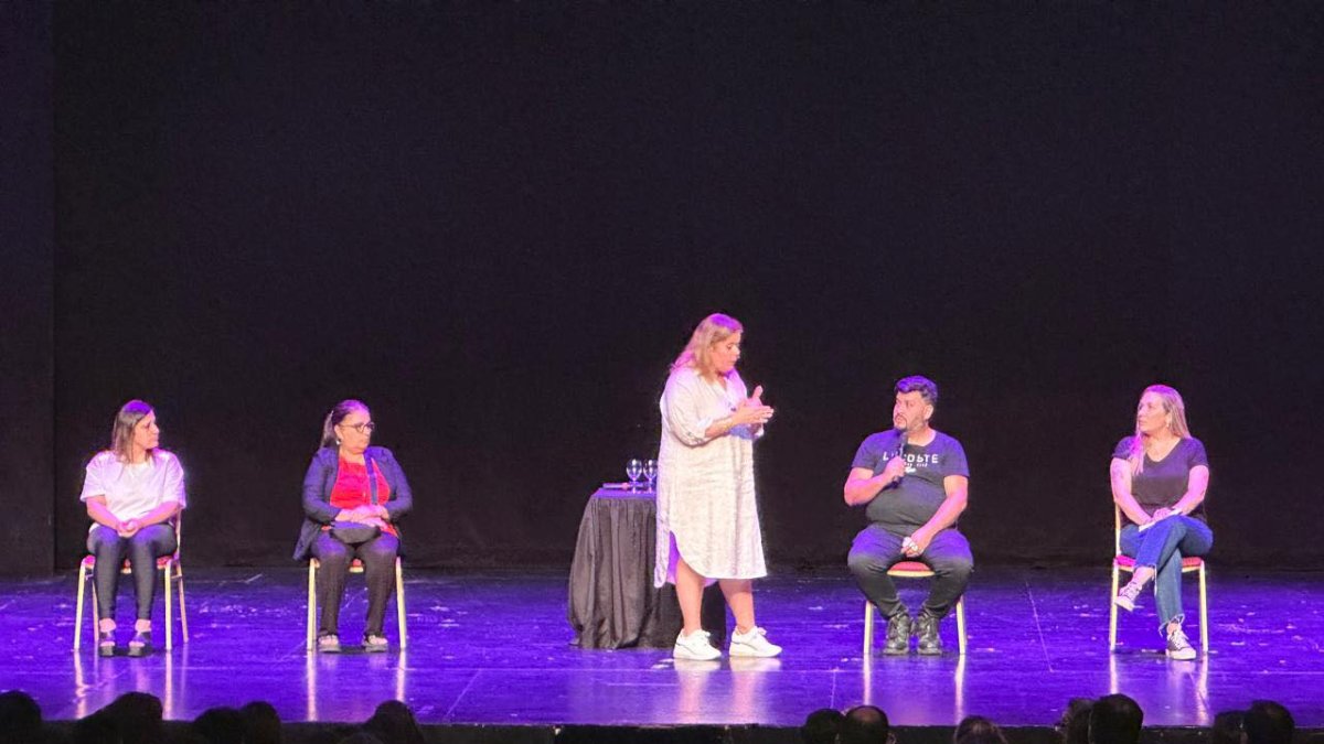 En los shows en vivo se conecta, según explica, con seres que no están en este plano.