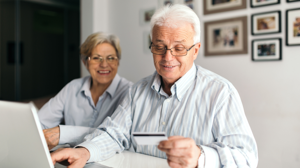 Beneficios económicos para la tercera edad en Ecuador incluyen rebajas tributarias y exoneraciones que alivian gastos mensuales.