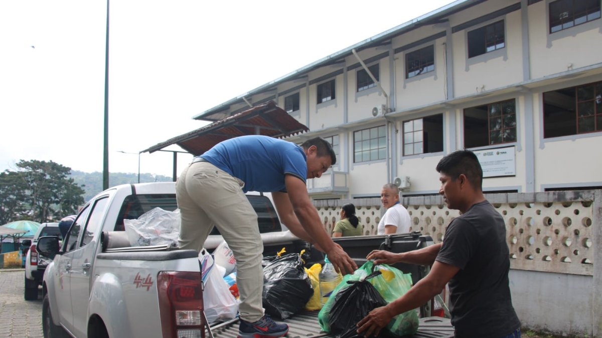 Alimentos, agua y ropa forman parte de la ayuda enviada desde la Amazonía a familias damnificadas por las lluvias.