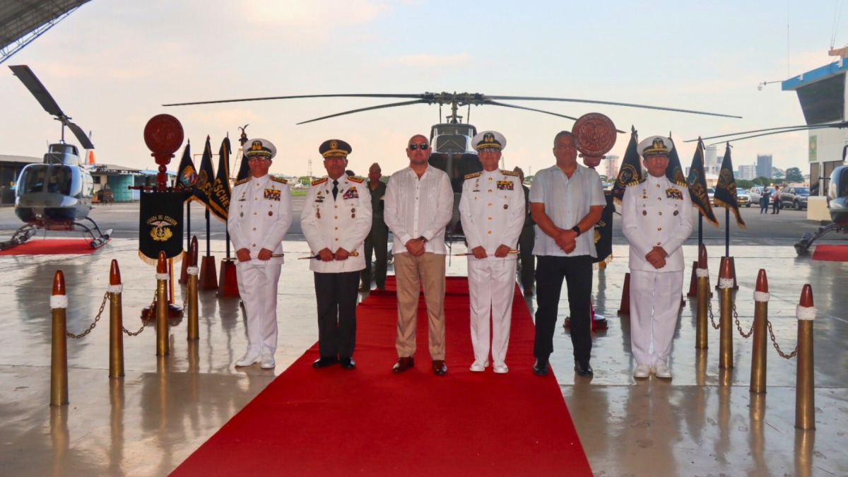 El ministro Gian Carlo Loffredo (c) en la presentación del Bell 407 repotenciado.