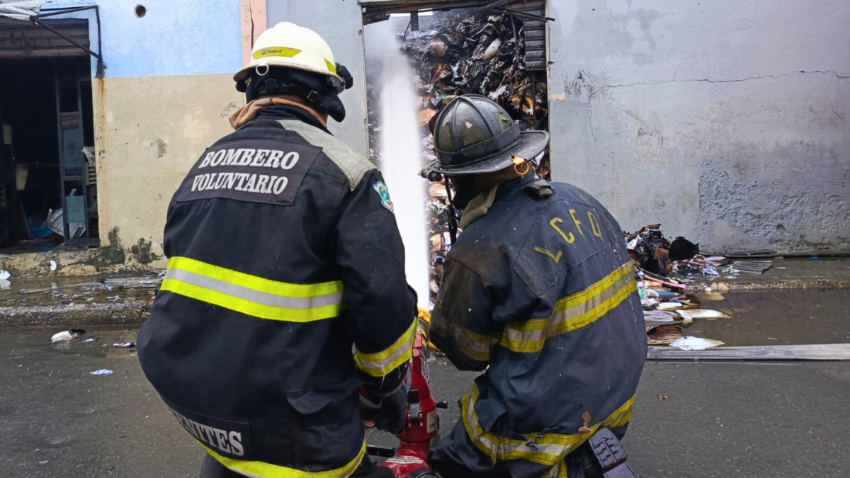 Bomberos de Guayaquil combatieron el incendio desde varios frentes en la recicladora.