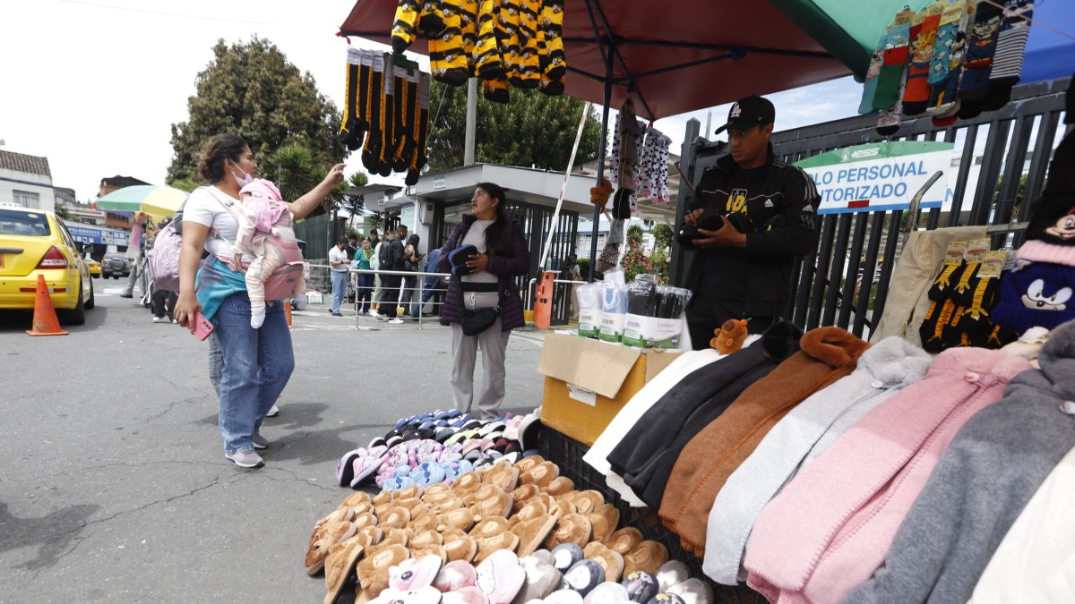 Según comerciantes formales, se requieren más operativos municipales en la zona.