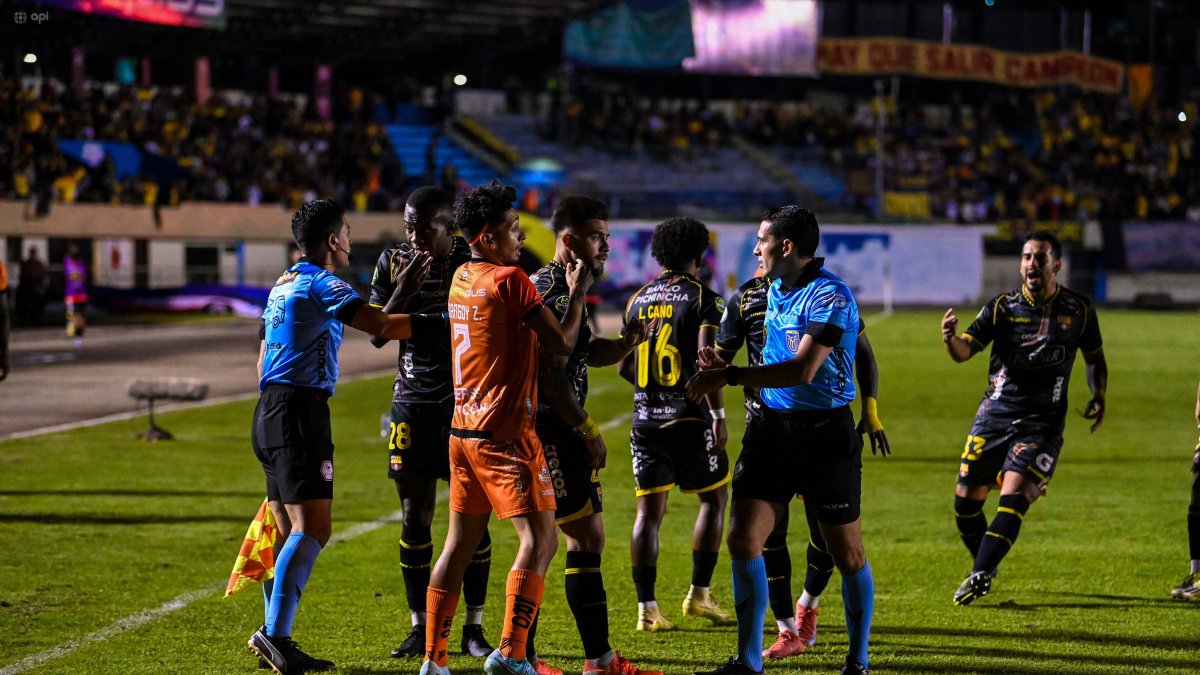 Libertad y Barcelona protagonizaron el miércoles 18 de marzo un partido con varios reclamos contra el árbitro Gabriel González por supuestas infracciones.