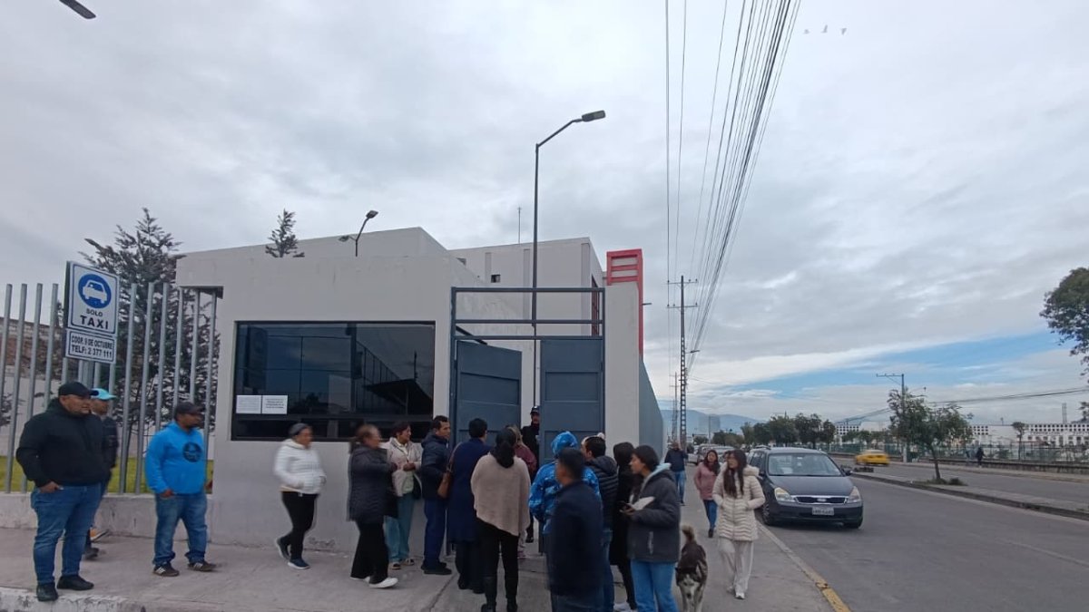 Familiares de las víctimas esperaban en el exterior del Centro Forense de Riobamba.