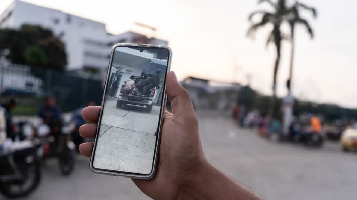 El hermano del fallecido muestra las imágenes en las que su hermano aparece en manos de los militares.