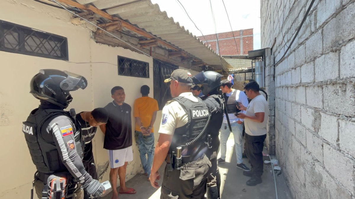 Agentes de la Subzona de Policía en Tungurahua ejecutaron allanamientos simultáneos en varios sectores de Ambato y aprehendieron a nueve personas vinculadas al asesinato del guardia de seguridad.