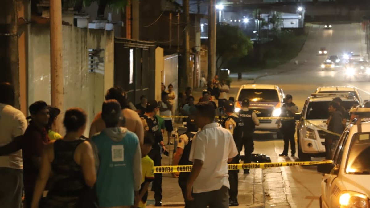 La Policía Nacional llegó al lugar del hecho y acordonó la escena en la noche.