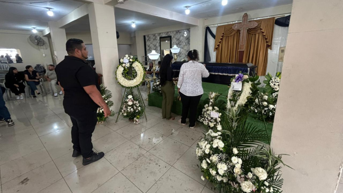 Familiares y amigos despiden al cantante en medio del dolor.