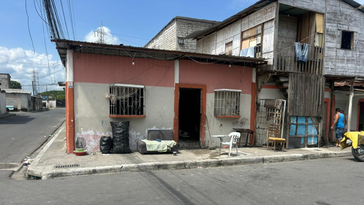 A esta vivienda del sur de Guayaquil ingresaron pistoleros para acabar con su víctima.