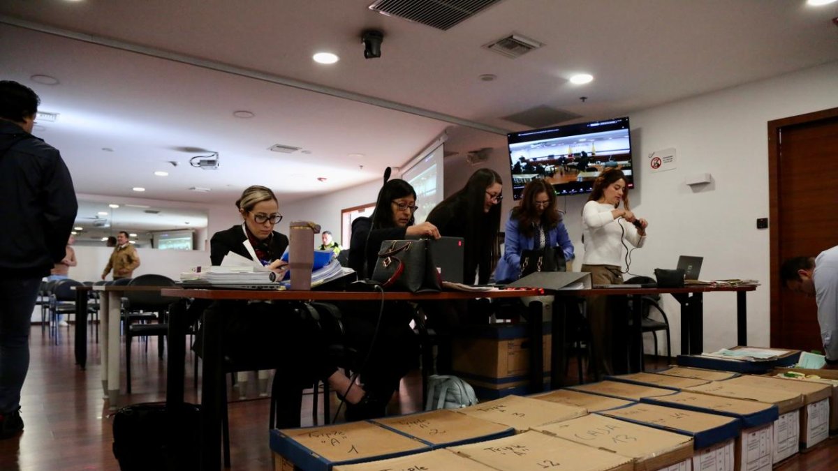 Las demás partes del caso continuarán desde sus lugares previstos anteriormente o en el Complejo Judicial Norte, de Quito, desde donde se desarrolla la audiencia.