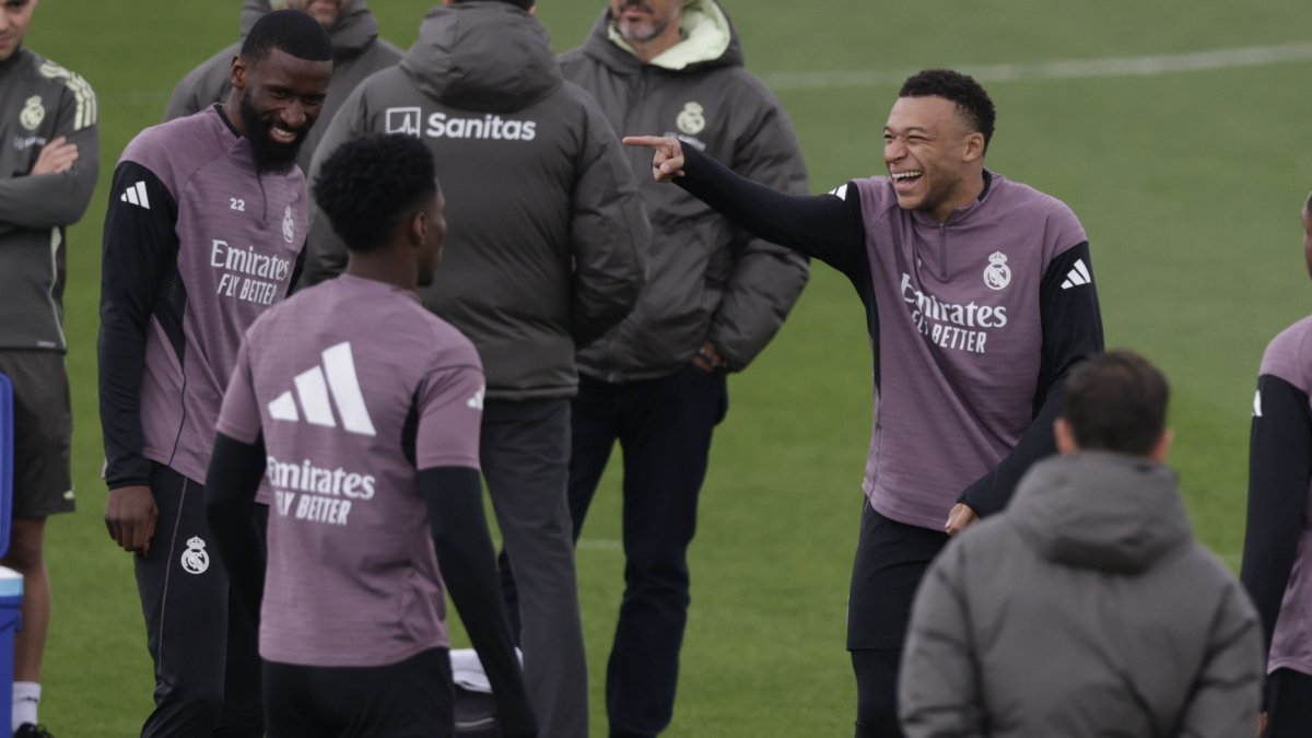 El delantero del Real Madrid iniciará desde el banquillo.