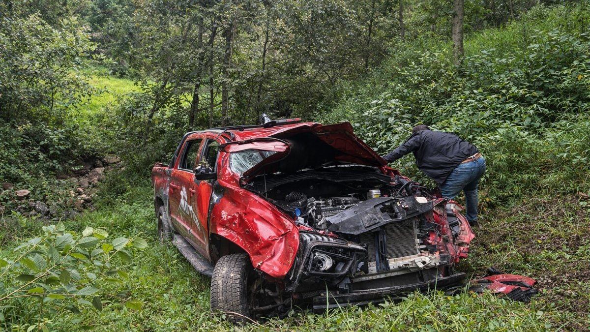La camioneta quedó destruida tras precipitarse a una quebrada.