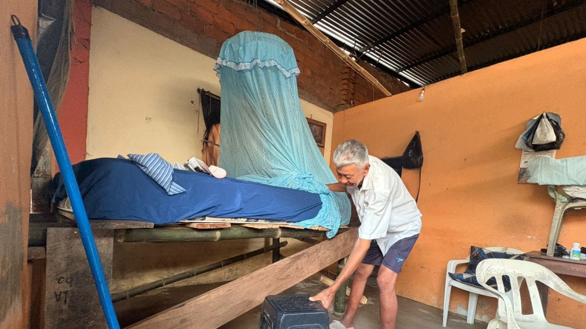 Don Diocles Reina usa un banquito para poder subir a su cama, a la hora de dormir.