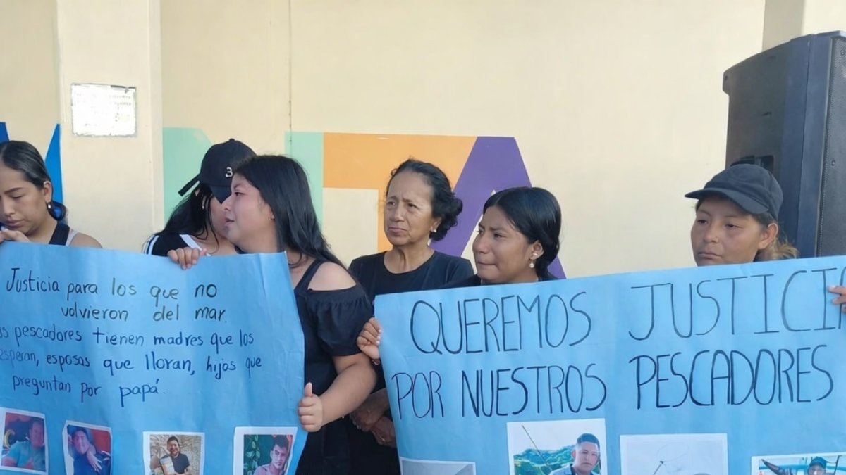 Familiares insisten en la búsqueda de los pescadores.