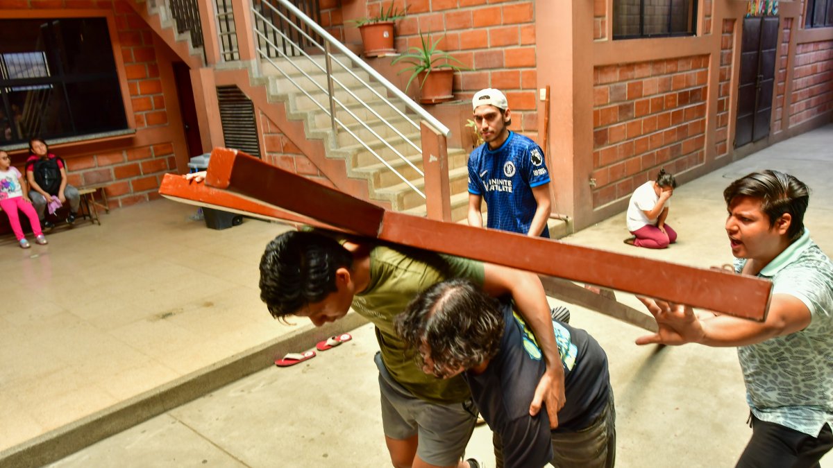 Jóvenes ensayan para el Vía Crucis en Las Orquídeas.