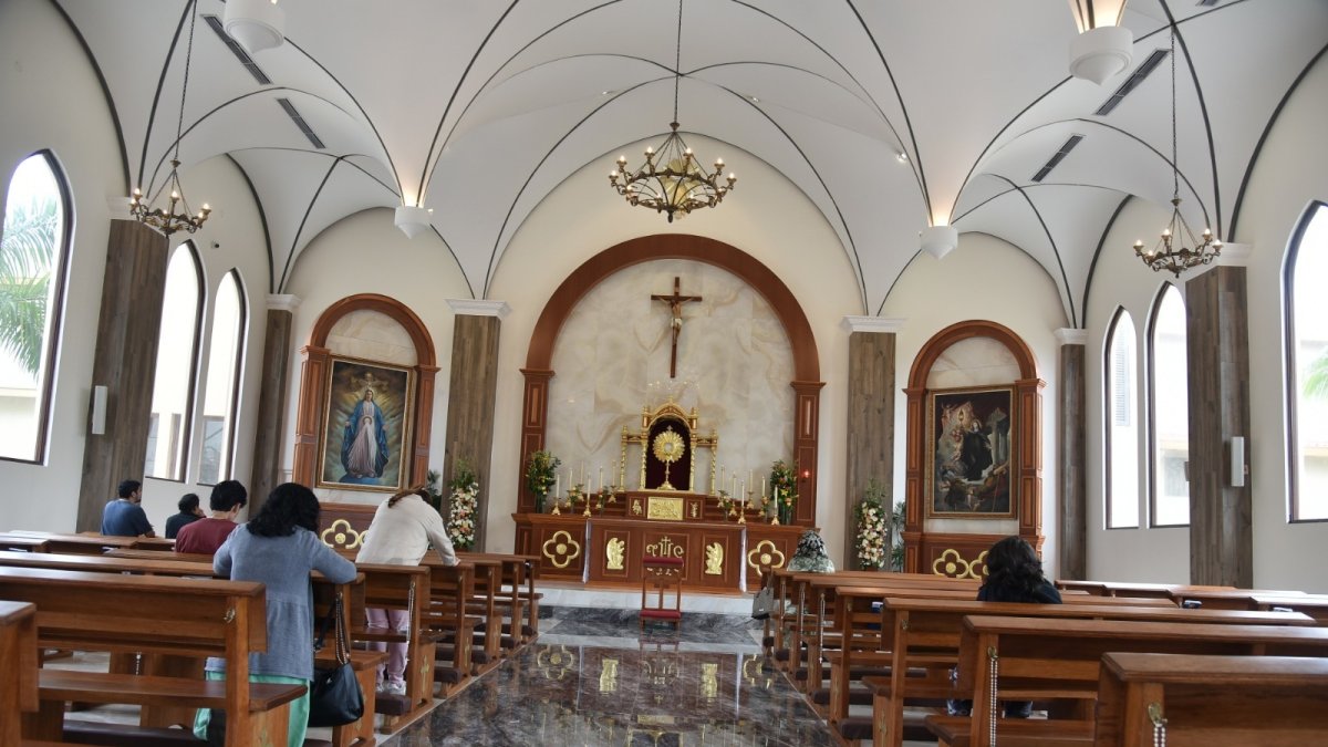 En esta capilla se hace adoración a la Eucaristía las 24 horas del día.