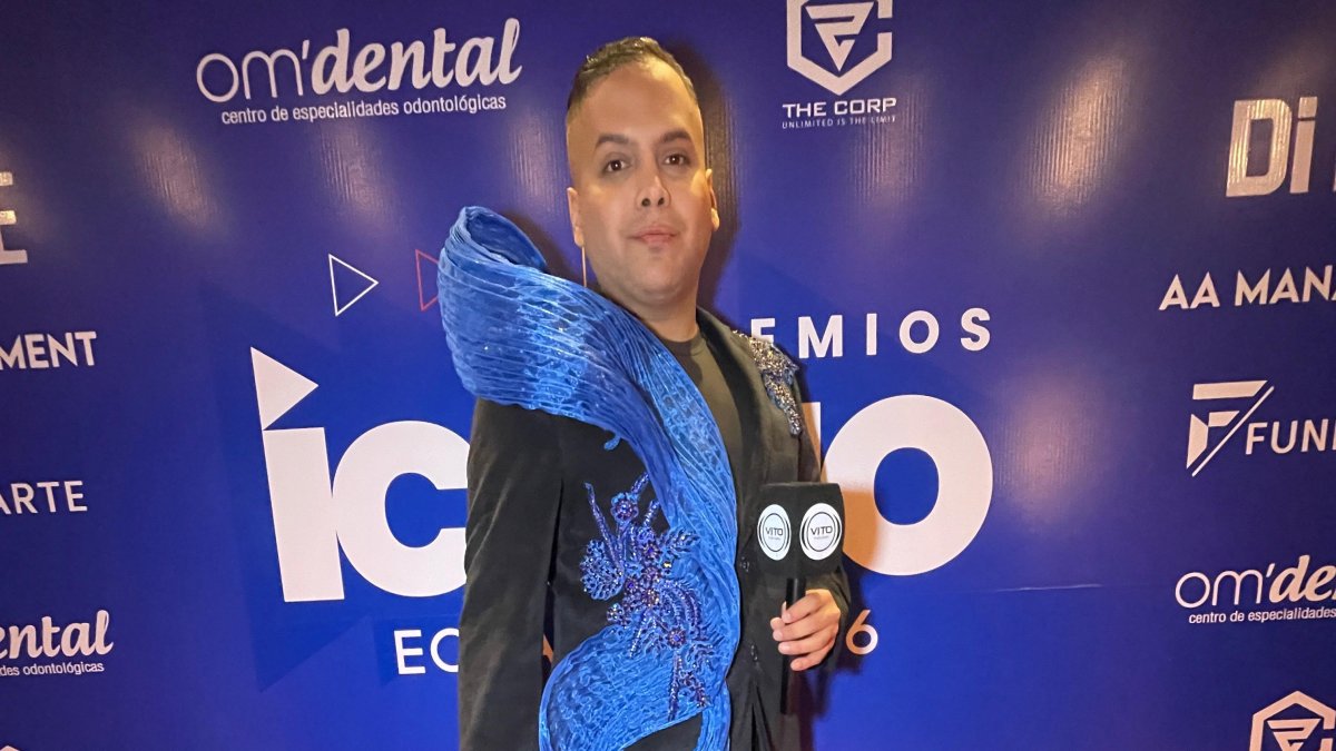 El traje que llevó el presentador de farándula fue objeto de burla en redes. Él quiso marcar la diferencia.