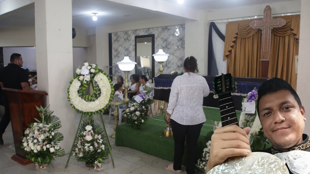 Gilda Acosta mira con desconsuelo el féretro donde reposan los restos del segundo de sus tres hijos, Marcos Benítez.