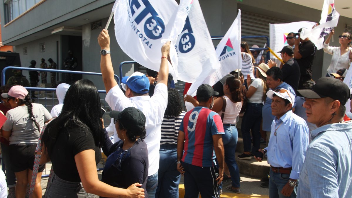 Simpatizantes se reúnen frente a la Unidad Judicial de La Libertad para expresar su apoyo al alcalde de Guayaquil, Aquiles Álvarez.