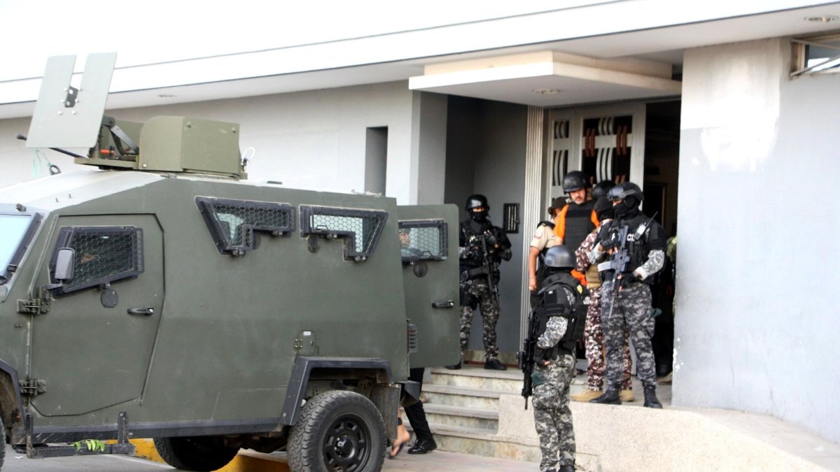 El alcalde, Aquiles Álvarez, en la puerta de la Unidad Judicial Penal en La Libertad