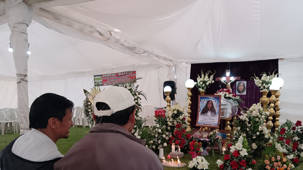 Verónica Toaza fue despedida en Pinllo, Ambato, en compañía de sus familiares y amigos.