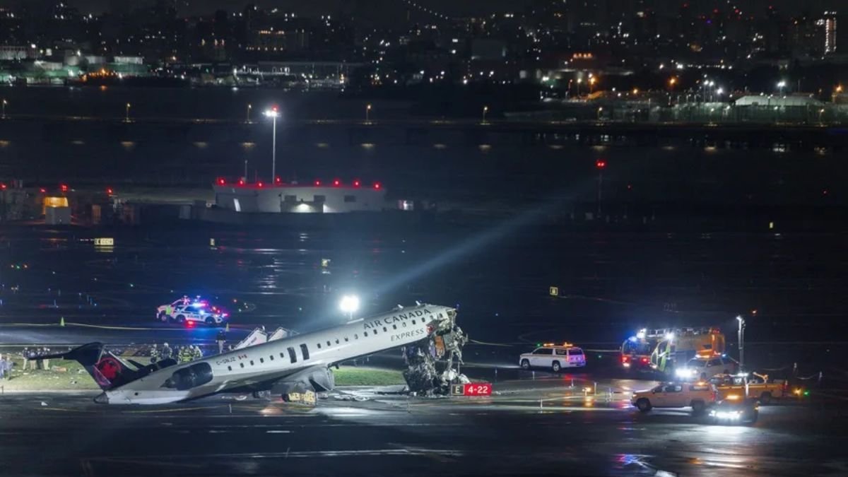 Servicios de emergencia en la pista del aeropuerto de Laguardia, en Nueva York, tras el choche entre un avión de Air Canada y un camión de bomberos.