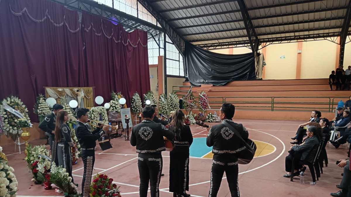 Los mariachis acudieron al coliseo en Ulba, donde familiares y vecinos llegaron a darle el último adiós al transportista Joel Martínez.
