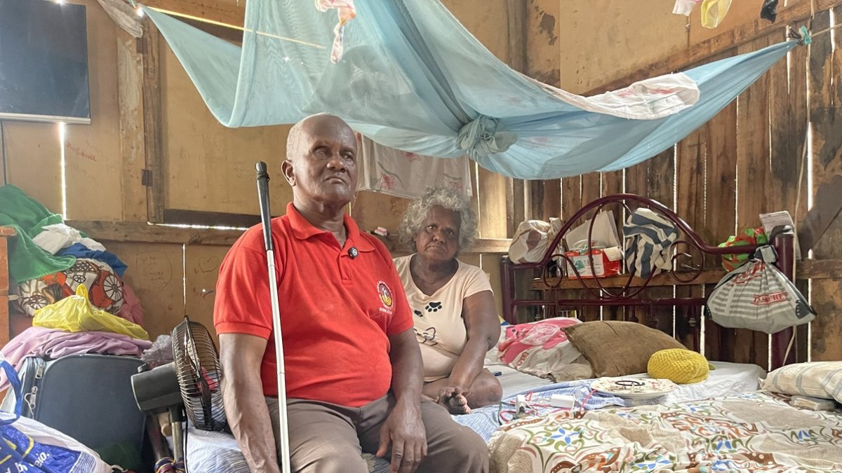 En el norte de Guayaquil, la historia de Timoteo Ortiz conmueve. Perdió la vista hace 26 años, pero no las ganas de salir adelante.