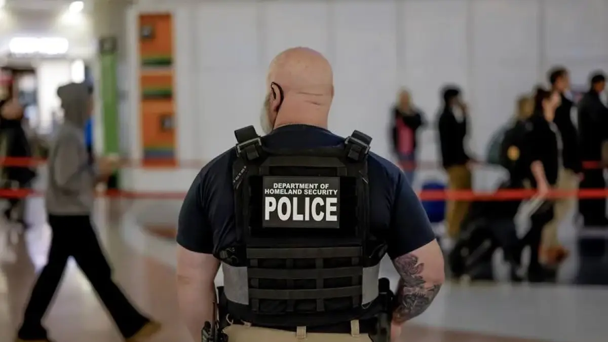 Agentes de ICE fueron desplegados en el aeropuerto de Newark en medio de la crisis por falta de personal de seguridad en EE.UU.