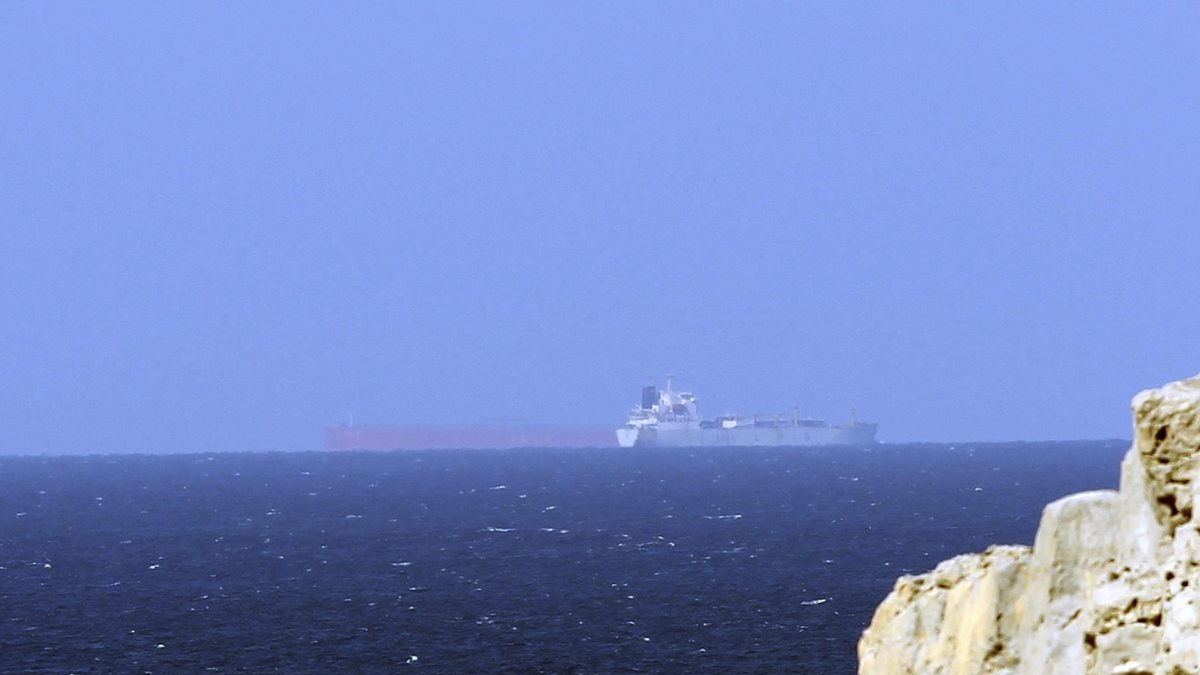 Imagen de archivo de petroleros cruzando el Estrecho de Ormuz. EFE/Ali Haider